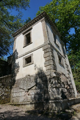 48a Bomarzo maison penchée